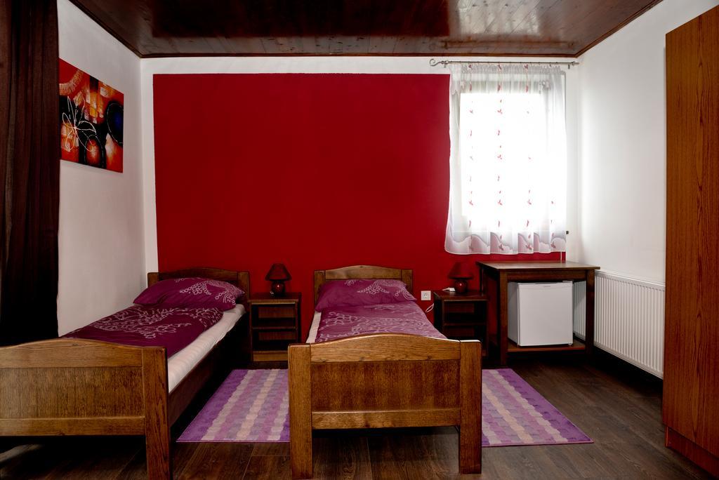 Guesthouse Pink Panther Udbina Exteriér fotografie