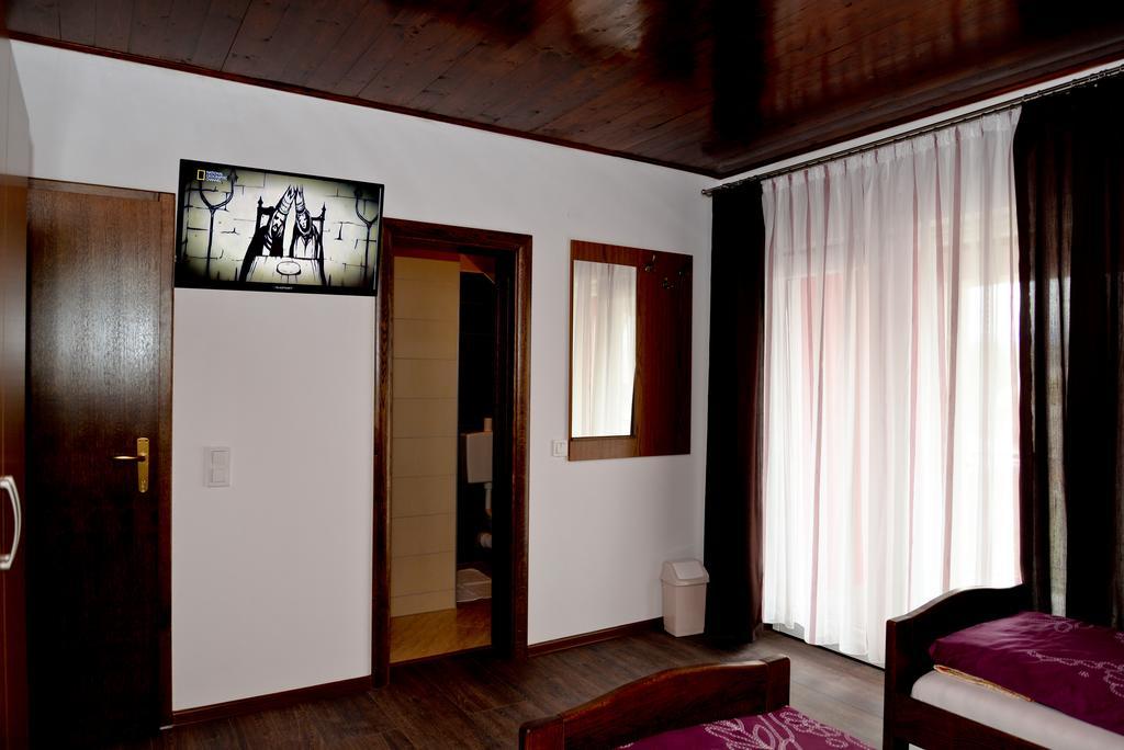Guesthouse Pink Panther Udbina Exteriér fotografie